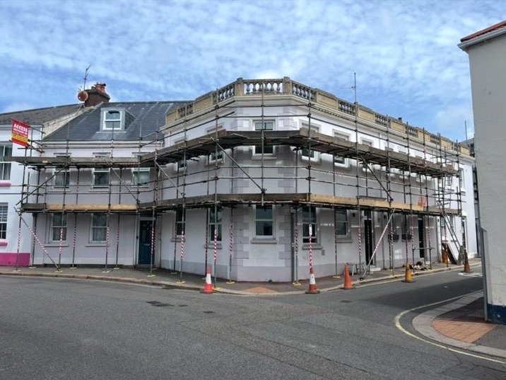 Corner building full wrap